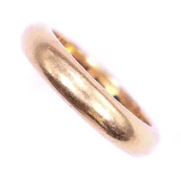 Ring, stl 17½, bredd 4,5mm, gravyr, 18K  Vikt: 8,6 g