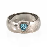 Ring i silver med en blå sten. Den är 7 mm bred, är i storlek 18 och väger 6,1g. Stämplad CGH 925.