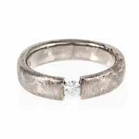 Borstad ring i silver med cubic zirconia. Den är 5,4 mm bred, är i storlek 19 och väger 7,7g. Stämplad 925.
