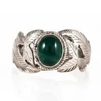 Ring i silver med en grön sten. Den är 3,8 - 12 mm bred, är i storlek 17½ och väger 5,7g. Stämplad 925.