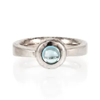 Ring i silver med en ljusblå sten. Den är 5,2 - 10 mm bred, är i storlek 19 och väger 9,4g. Stämplad GFAB 925.