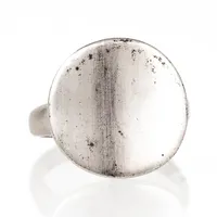 Ring i silver med en matterad rondell. Den är 3,2 - 19 mm bred, är i storlek 19¼ och väger 8,7g. Stämplad 925.