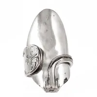 Ring i silver, tillverkad av en kaffesked. Den är 6 - 47,6 mm bred, är i storlek c:a 20½ och väger 15,5g. 