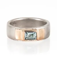 Matterad ring i silver med en ljusblå sten i förgylld fattning. Den är 7,2 mm bred,är i storlek 18¾ och väger 9,4g. Stämplad CGH 925.