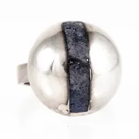Ring i silver med en blå sten. Den är 4,2 - 20 mm bred, är i storlek 18 och väger 10,5g. Stämplad 925.