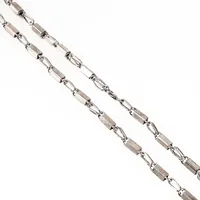Delvis matterad collier i silver. Den är 59,5 cm lång, 5,7 mm bred och väger 41,5g. Stämplad 925. 