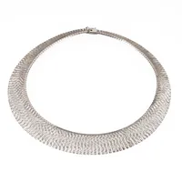 Halvstel, mönstrad collier i silver. Den är 40 cm lång, 6,1 - 22,7 mm bred och väger 34,7g. Kistlås. Stämplad 925.