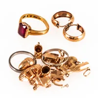 Diverse defekta smycken: 1,6g 14K, 14,4g 18K inkl. tre pyttestenar & en skev ring i 23K guld med en röd sten fattad i 18K guld 7,9g BTO