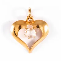 Berlock "hjärta med vit sten" i 18K guld. Den är 16,7 mm lång inkl. ögla och väger 0,46g. Stämplad 750.