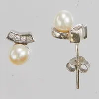 Örhängen, odlade pärlor Ø5,5 + 6mm samt diamanter 8 x ca.0,0025ct, vitguld, 18K Vikt: 4,2 g