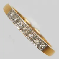 Ring, briljantslipade diamanter 7xca0,01ct, Ø19, bredd:1,5-3mm, GHA, 18K. Vikt: 3,3 g