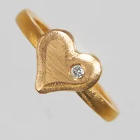 Ring, hjärta med briljantslipad diamant ca0,02ct, Ø16½, bredd:2-9mm, gravyr, ringskena i 23K, hjärta i 18K. Vikt: 5,7 g