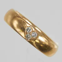 Ring, hjärta med briljantslipade diamanter 3xca0,02ct, Ø16¼, bredd:4,5mm, gravyr, 18K. Vikt: 8,5 g