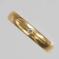 Ring, briljantslipad diamant ca 0,03ct, Ø18½, bredd:4mm, gravyr, 14K. Vikt: 3,1 g