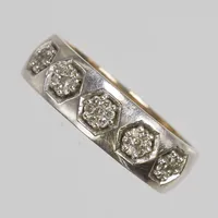 Ring med diamanter 5 x ca0,01ct + 30 x ca0,005ct, 8/8-slipade, Ø18¾, bredd:6mm, GHA, vitguld, 18K. Vikt: 6,6 g