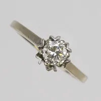 Ring med briljantslipad diamant ca 0,50ct, tunn rondist, Ø16½, bredd: 1,5-7mm, vitguld, 14K Vikt: 3,7 g