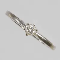 Ring med diamant 1 x ca 0,20ct, W(H)/SI, Ø17, bredd: 1,8-4,5mm, gravyr, GHA, vitguld, 18K Vikt: 3 g