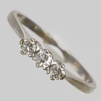 Ring med diamanter 1 x ca.0,15ct + 2 x ca.0,10ct, W(H)-TCr(I)/SI, Ø19½, bredd: 1,5-4mm, vitguld, 18K Vikt: 2,9 g