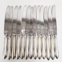 13 Matknivar med blad i rostfritt stål, 25,5cm, modell: Svensk Spetsig, silver 830/1000, bruttovikt: 846,9g Vikt: 846,9 g