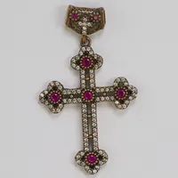 Silverhänge, kors, vita samt rosa stenar, 55x31mm, silver/brons. Vikt: 8,4 g