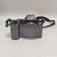 Digitalkamera Sony A 7R, serienr: 3976038, Objektiv Sony FE 3.5-5.6/28-70 OSS Ø55, serienr: 0872152, laddare, kantstött/repor på huset, inga tillbehör.,  Skickas med postpaket.