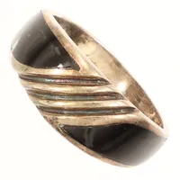 Ring med svart dekor, stl 16¾, bredd ca 7,8mm, vind, 925/1000 silver Vikt: 3,1 g