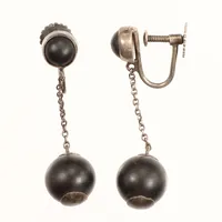 Ett par örhängen med svarta stenar, längd ca 30mm, bredd ca 9mm, skruvlås, silver Vikt: 3,5 g