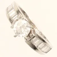 Ring med vita stenar, stl 16¼, bredd ca 1,5-6,5mm, vitguld, 18K  Vikt: 4,4 g