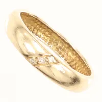 Ring med diamanter 3x ca 0,005ct, stl 16½, bredd ca 3,6mm, 14K  Vikt: 1,9 g