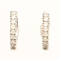 Ett par örhängen med diamanter 16x ca 0,01ct, längd ca 12,8mm, bredd 2,2mm, GHA, vitguld, 18K  Vikt: 3,5 g
