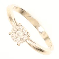 Ring med diamanter 1x ca 0,04ct, 6x ca 0,01ct, 6x ca 0,005ct, stl 16, bredd ca 2-5mm, vitguld, 18K  Vikt: 2,4 g