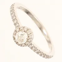 Ring med diamanter 1x ca 0,19ct, 28x ca 0,005-0,01ct, totalt 0,45ct enligt gravyr, stl 17, bredd ca 1,3-6,3mm, GHA, vitguld, 18K  Vikt: 2,4 g