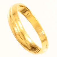Ring, stl 15½, bredd ca 2,5-4mm, skev, 23K  Vikt: 3,7 g