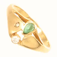 Ring med vit samt grön sten, stl 18½, bredd ca 2-10mm, repig, 14K Vikt: 3 g
