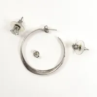Tre udda örhängen, vita stenar, ett stopp, silver  Vikt: 5,3 g