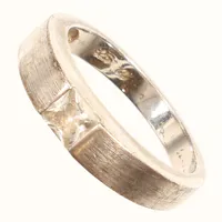 Ring med vit sten, stl 16¼, bredd ca 3-4mm, 925/1000 silver  Vikt: 3,1 g