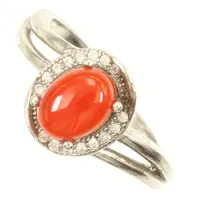 Ring med orange sten, möjligen cabochonslipad karneol, stl17¾, bredd ca 2-11mm, 925/1000 silver Vikt: 3,3 g