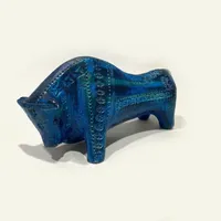 Figurin, Tjur, Design Aldo Londi, ur serie Rimini Blue, Bitossi, Italien, längd ca 32cm, bredd 15cm, höjd 15cm, stengods, blågrön glasyr, numrerad, nagg, färgbortfall på horn, 