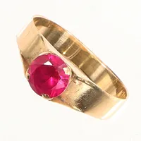 Ring med röd sten, möjligen rubin,stl 17¼, bredd ca 3-6mm, repig, 18K Vikt: 2,1 g