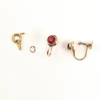 Ett par örhängen med röda stenar, samt del av lås, skev stift, skruv lås, gulmetall Vikt: 0 g