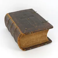 Bibel, GT Berg, Cimbrishamn(Simrishamn idag) Lager AF, hård pärm, 24x16x8,5cm, Heliga skrift från år 1886, lite malätet på ett litet ställe på de första 10 sidorna, läderlåsning saknas Vikt: 1579,3 g Skickas med paket.