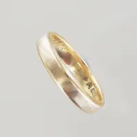 Ring, Ø 16 mm, bredd 3,6 mm, graverad, 18K Vikt: 3,5 g