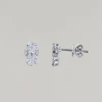 Ett par örhängen med 28 diamanter, höjd 0,9 cm, 18k Vikt: 1,8 g