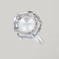 Ring med pärla och stenar, Ø 20 mm, bredd 15,5 mm, 18k  Vikt: 3,9 g