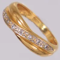 Ring med diamanter 7xca0,01ct, stl 15¾, bredd ca 2-4,5mm, Guldfynd, skev skena, 18K  Vikt: 2 g