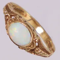 Ring med mjölk opal, stl 17, bredd 2-7mm, repig opal. 9K  Vikt: 3 g
