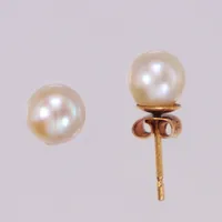 Ett par örhänge, ca 6,5x6,5mm, odlade akoya pärlor, en pärla lös. 18K  Vikt: 1,6 g