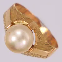 Ring, stl 16½, bredd ca 2-10mm, ej äkta pärla. 18K bruttovikt: 3,2g Vikt: 2,8 g