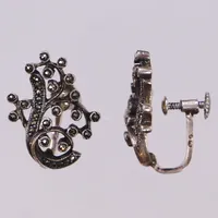 Ett par örhängen med markasiter, 19x15,5mm, skruvlås, 835/1000 silver Vikt: 5,5 g