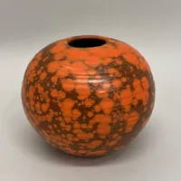 Vas, höjd 13cm, design Svend Hammershöi för Kähler keramikverkstad, märkt HAK, 1930/40-tal, Danmark, orange uranglasyr, keramik Skickas med paket.